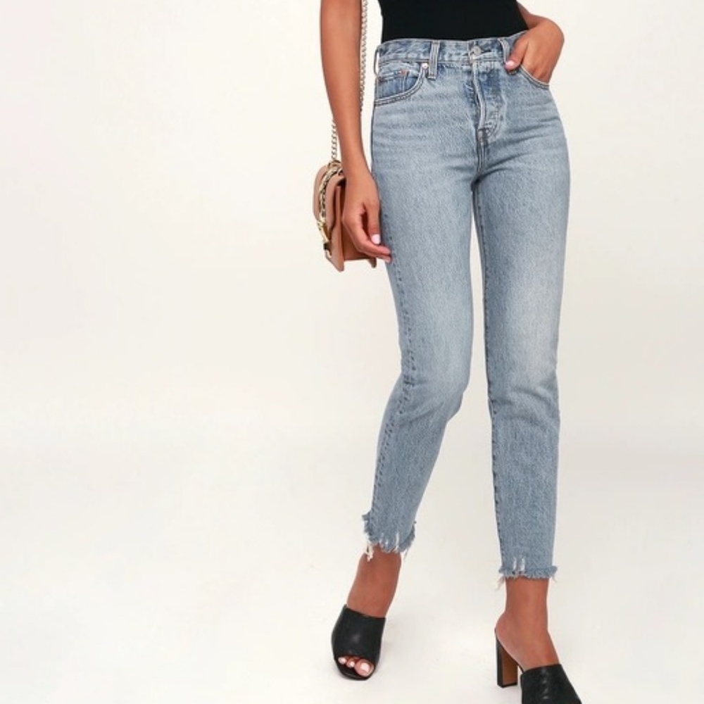 LEVI'S WEDGIE FIT LIGHT WASH HIGH RISE JEANS
